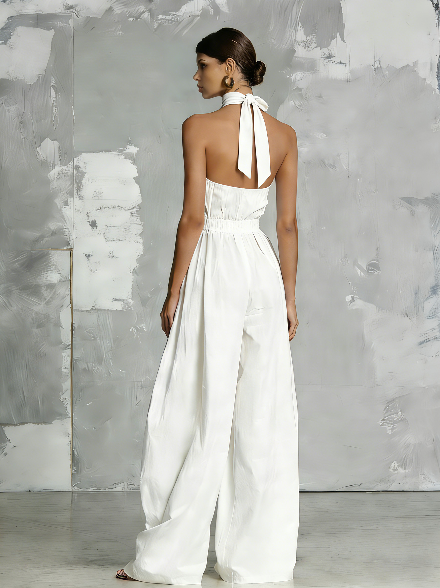 Macacão branco elegante em tecido, sem mangas, com decote halter