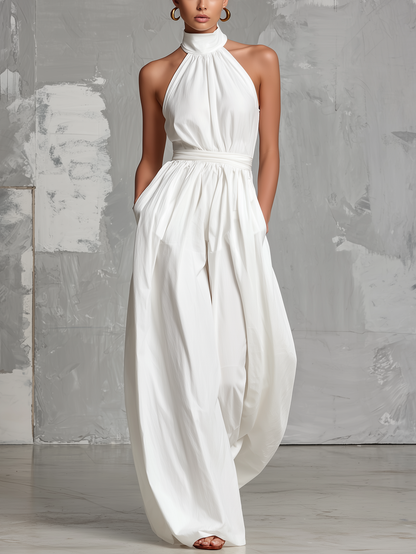 Macacão branco elegante em tecido, sem mangas, com decote halter