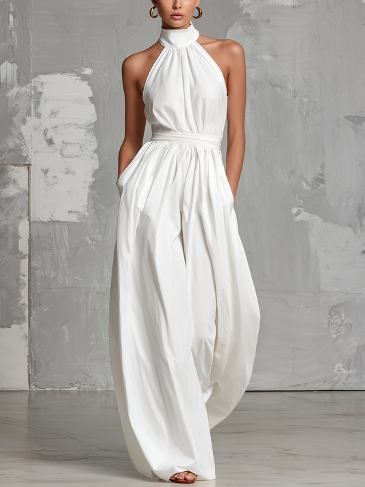Macacão branco elegante em tecido, sem mangas, com decote halter