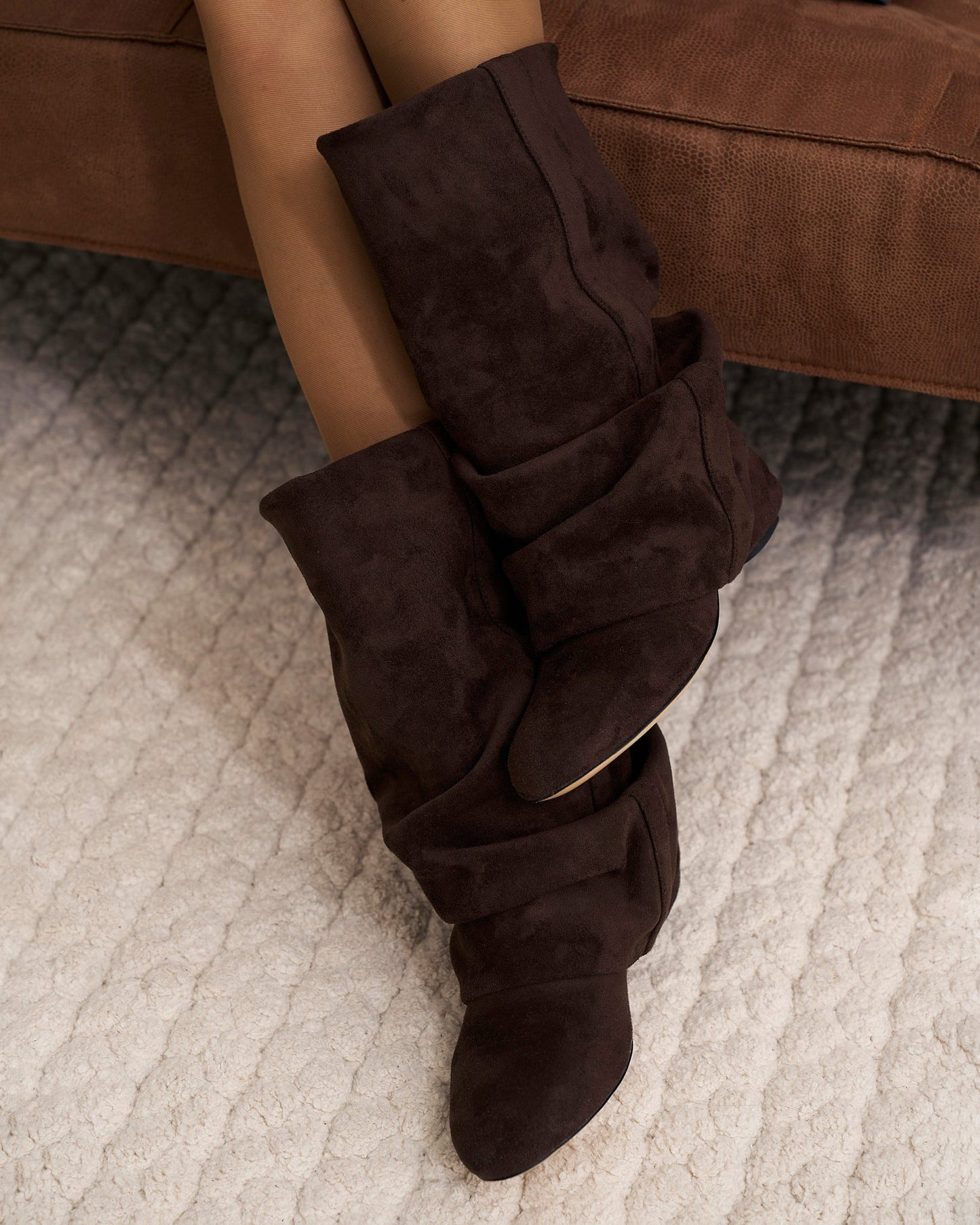 Botas Emilia Slouchy de Camurça - Chocolate Escuro