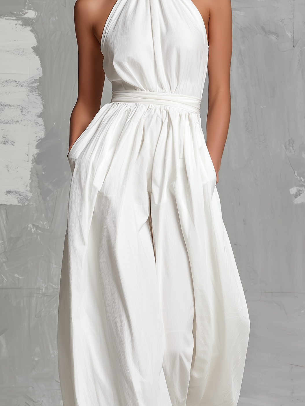 Macacão branco elegante em tecido, sem mangas, com decote halter