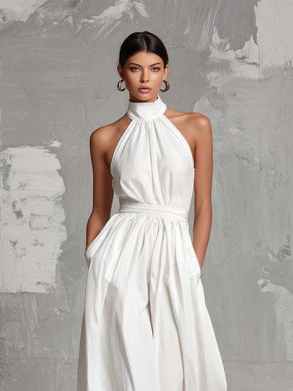 Macacão branco elegante em tecido, sem mangas, com decote halter